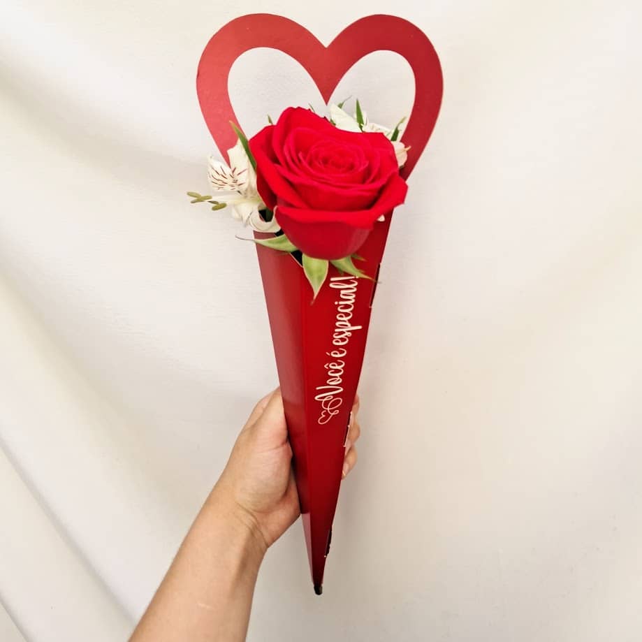 Rosa Vermelha Premium no Cone Coração