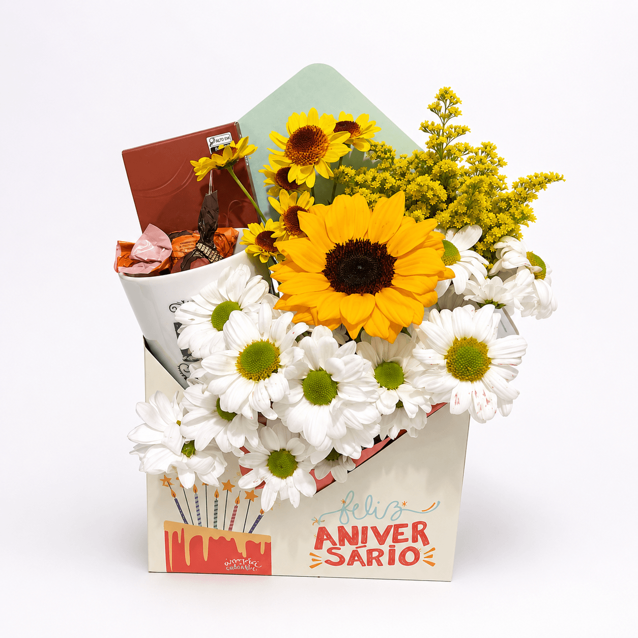 Caixa Envelope com Bombons Cacau Show na Caneca e Arranjo Floral