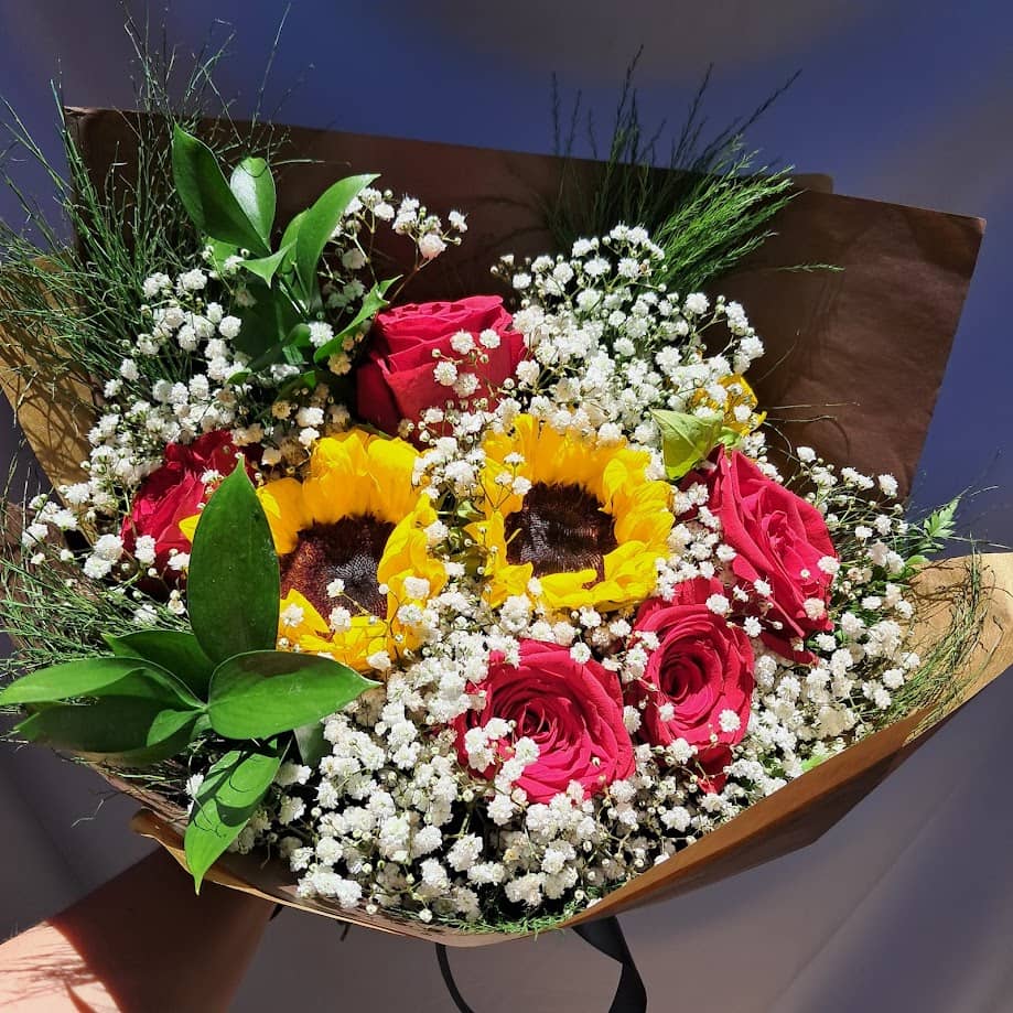 Buquê de 5 Rosas e 3 Girassois