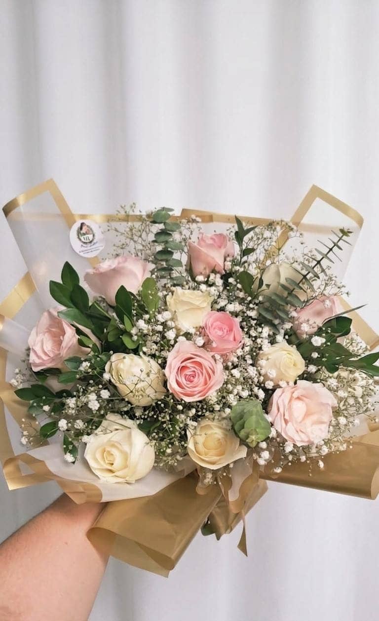 Buquê de 12 Rosas Brancas e Rosadas