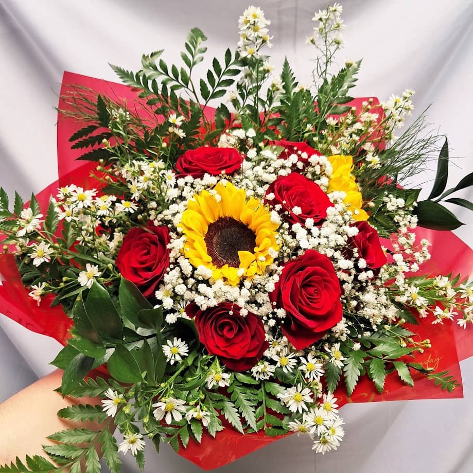 Buquê Premium de 7 Rosas Importadas e 2 Girassóis
