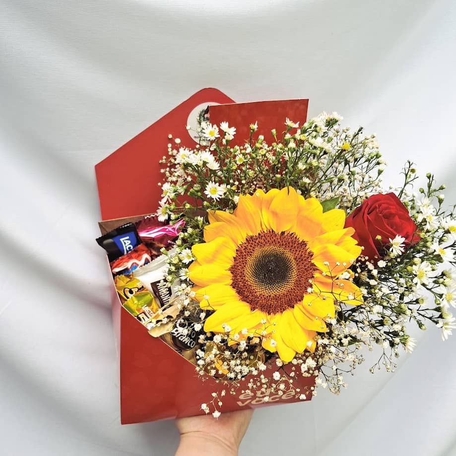 Caixa Envelope com Arranjo Floral e Chocolates