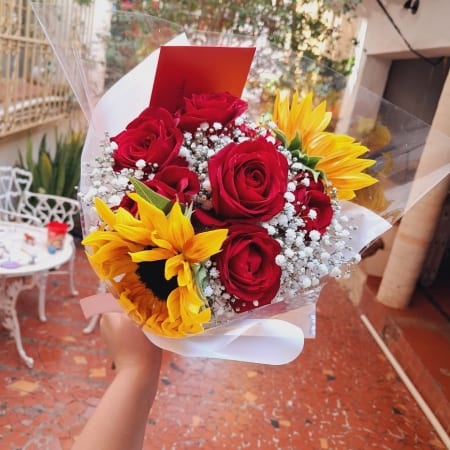 Buquê de 2 Girassóis e 7 Rosas