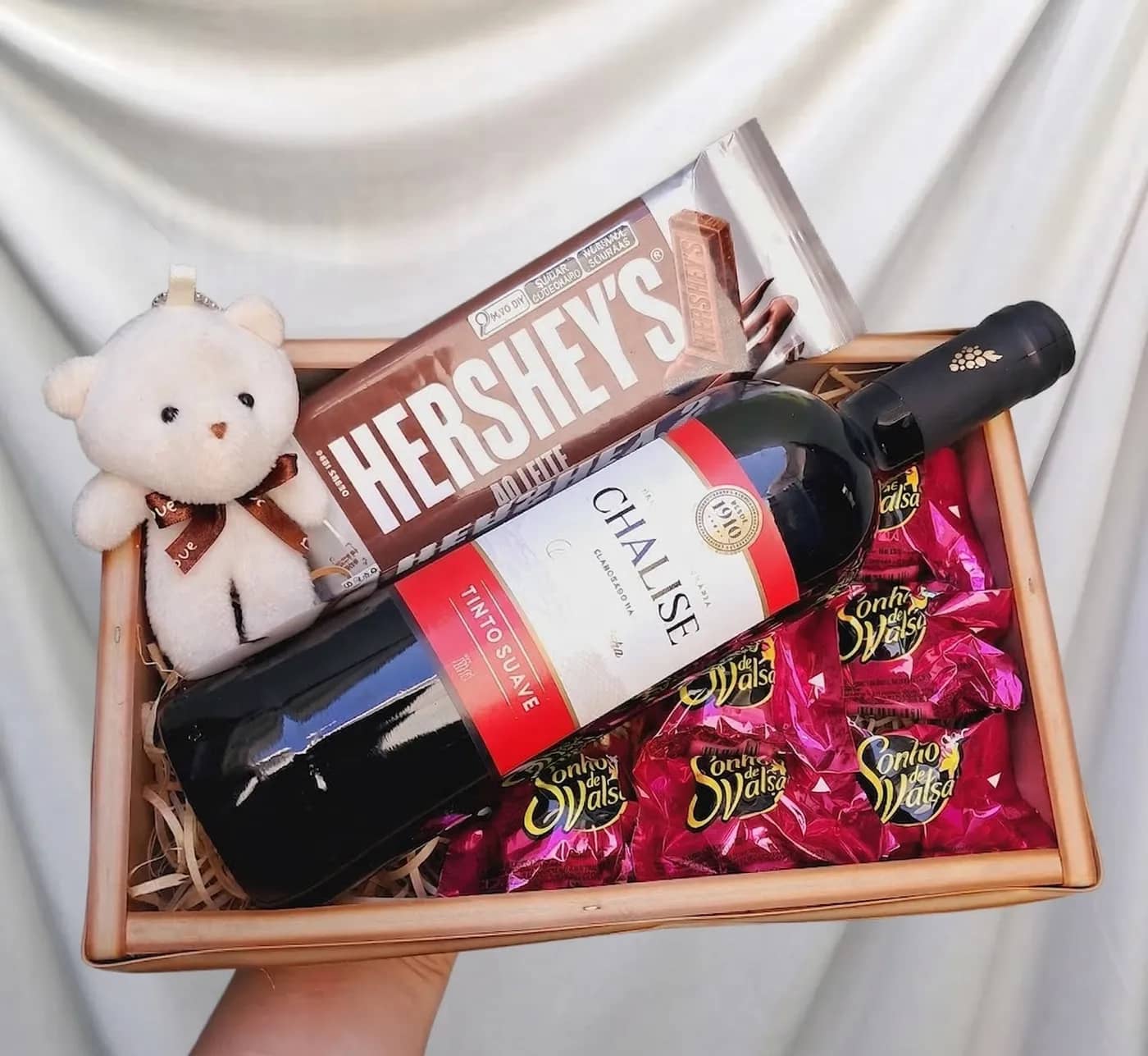 Mini Bandeja com Vinho, Chocolates e Ursinho