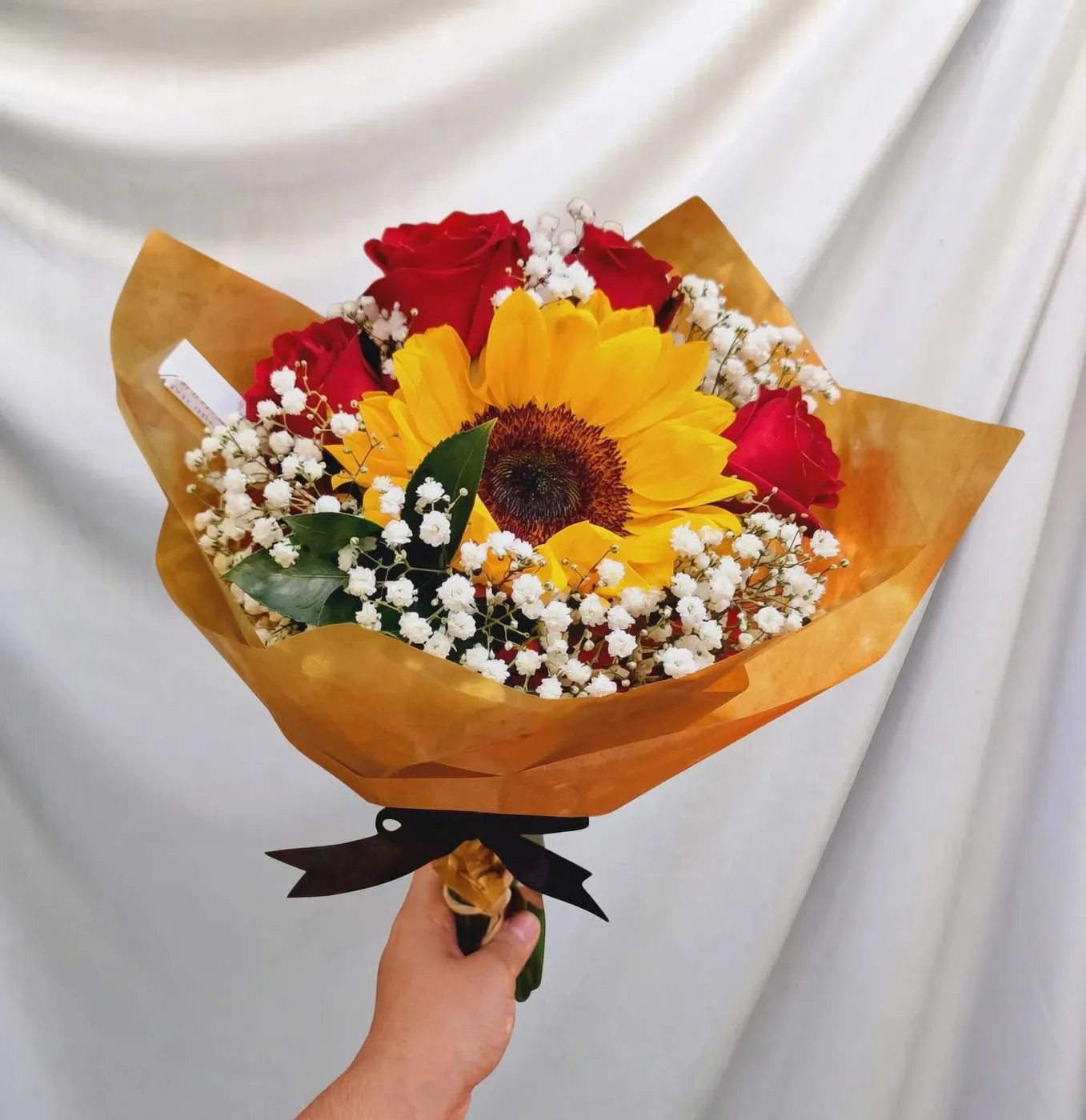 Buquê de 4 Rosas Vermelhas e Girassol