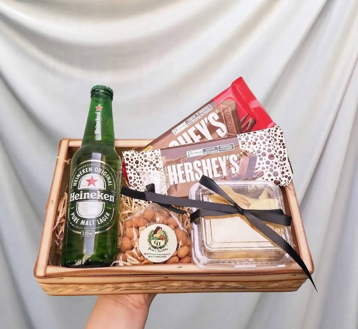 Mini Bandeja com Cerveja, Chocolates e Petiscos